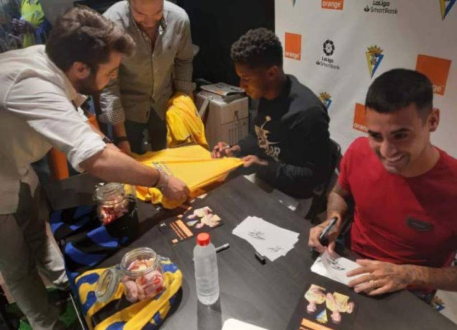 La afición del Cádiz llegó en gran cantidad para poder obtener un autógrafo del Choco Lozano.