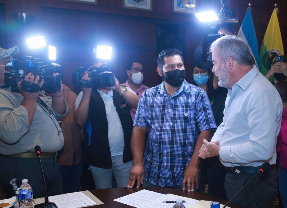 Medios de comunicación fueron testigos del acuerdo.