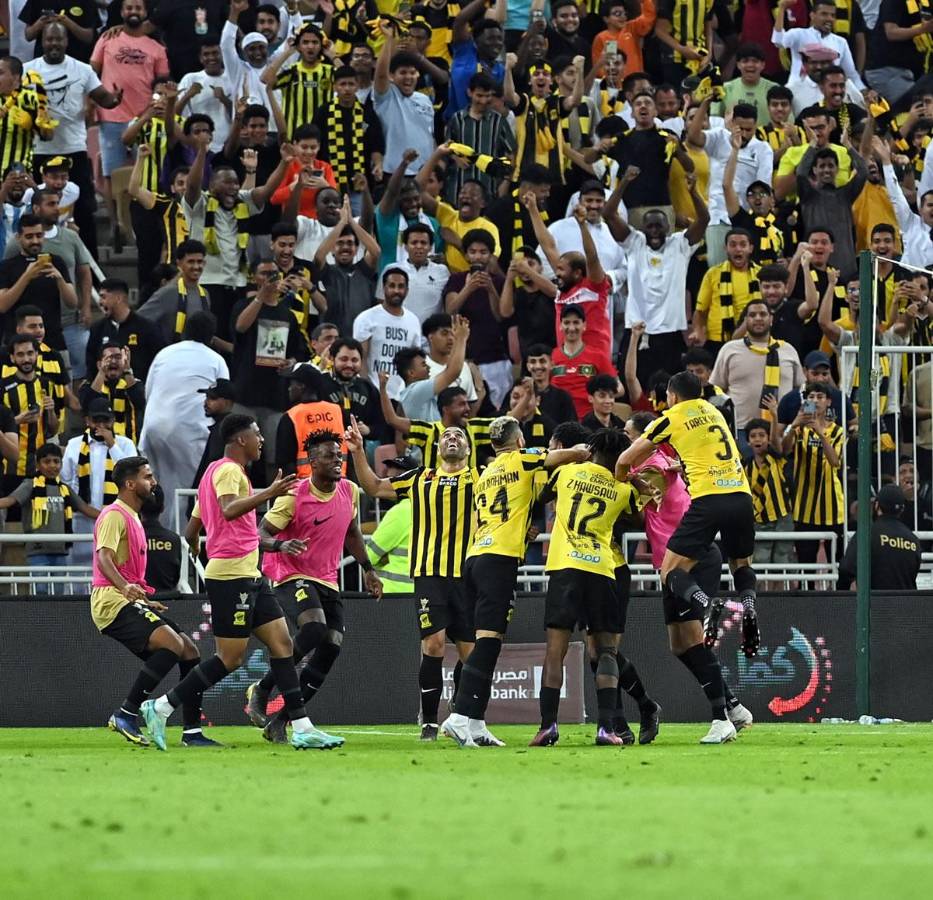 Jugadores y afición del Al-Ittihad celebrando el gol de la victoria ante Al Nassr.