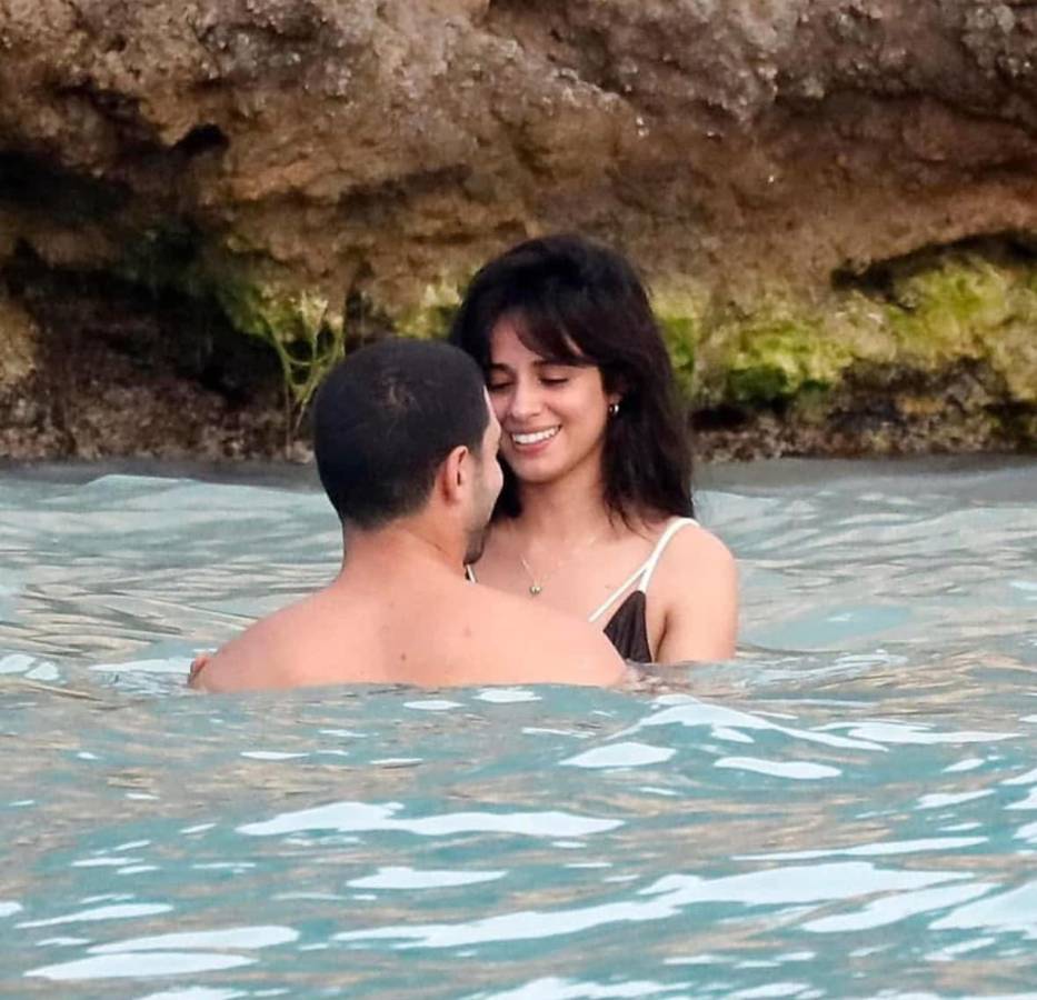 Captan a Camila Cabello muy enamorada en paradisíaca playa