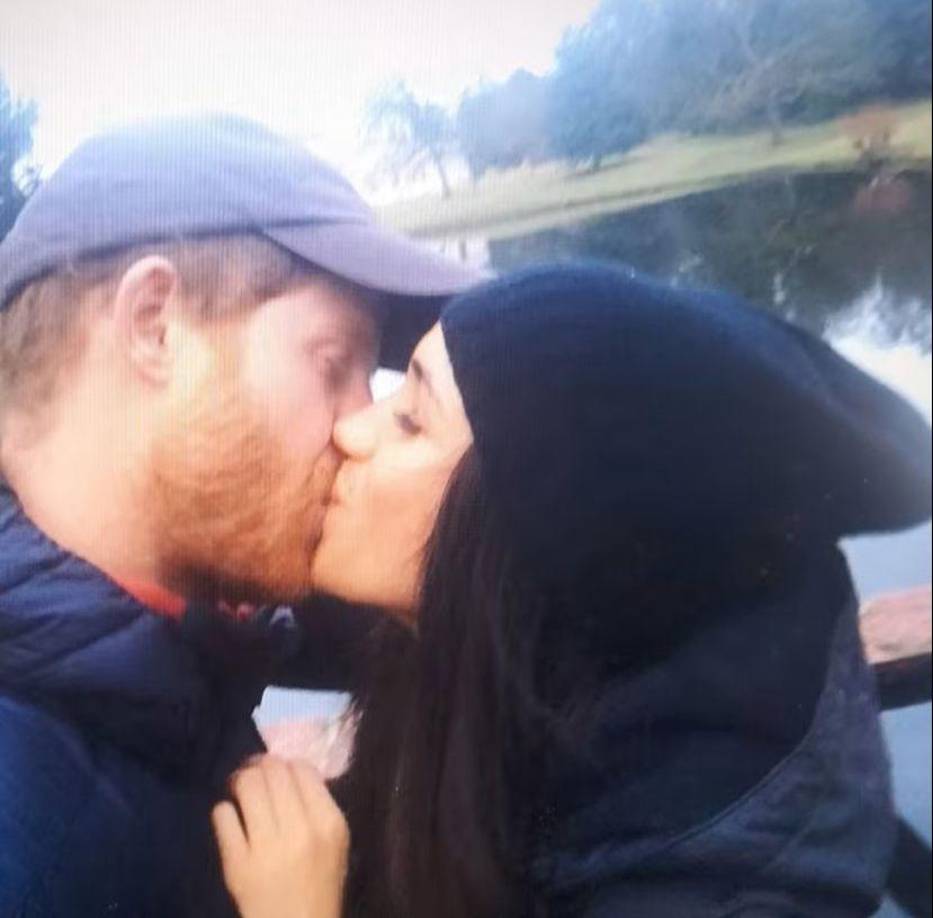 Se trata un autorretrato íntimo y personal de todo lo que han vivido juntos desde que comenzaran su relación sentimental en el verano de 2016 hasta el día de hoy.