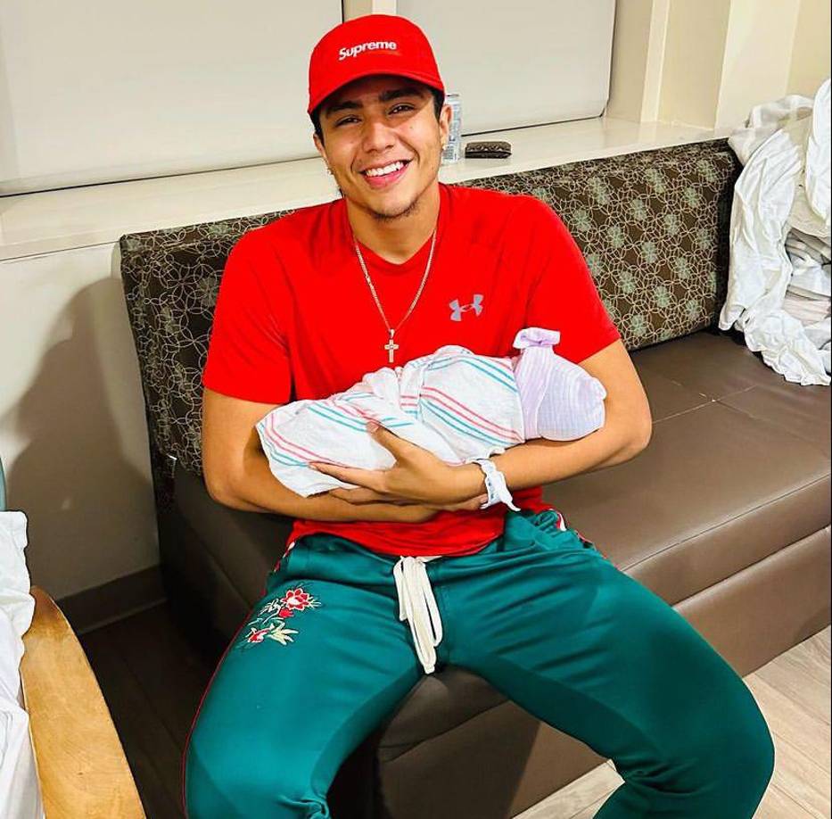 En las imágenes se le puede observar muy feliz. 