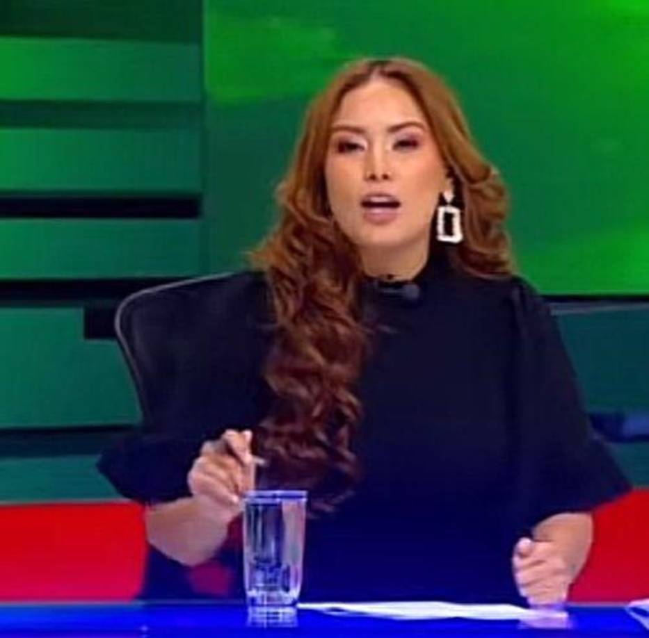 A su estilo, Elsa Oseguera respondió a sus compañeros de televisión Alex y Ariela Cáceres tras ser preguntada por el inicio de su vida sexual, contundente les respondió “que les importa”.