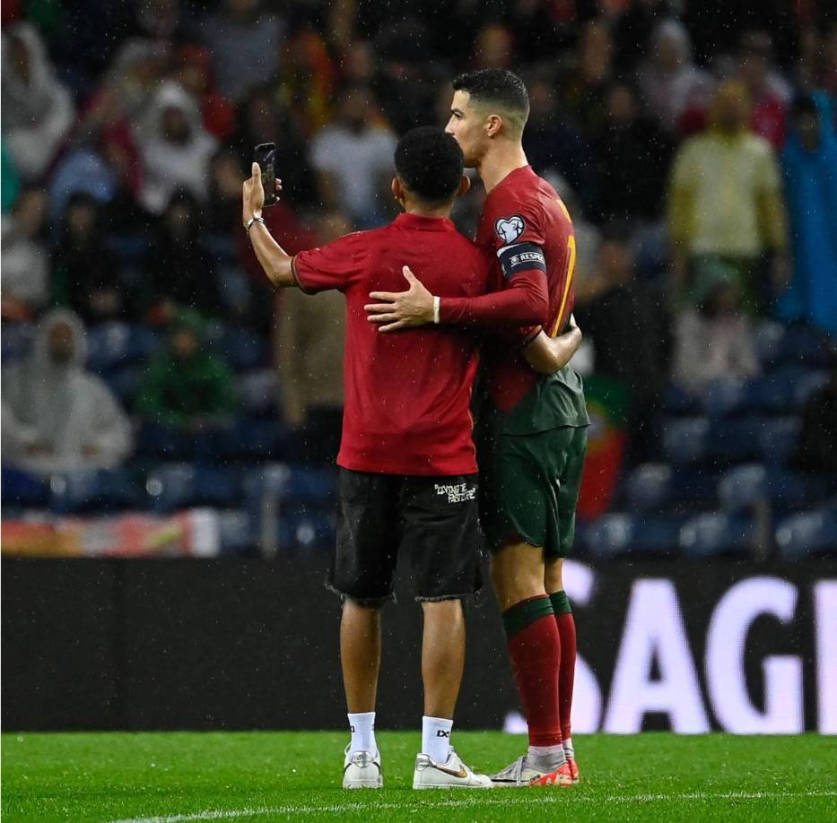 Cristiano Ronaldo atendió al joven aficionado y se tomaron esta selfie que quedará en el recuerdo del hincha. Gran gesto de CR7.