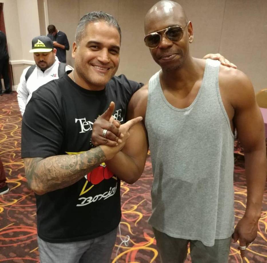 El actor canadiense Dave Chappelle junto a Ricky Fúnez.