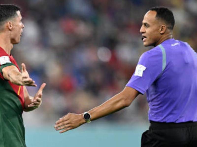 <b>Ismail Elfath le pitó a Cristiano Ronaldo en el Mundial de Qatar 2022.</b>