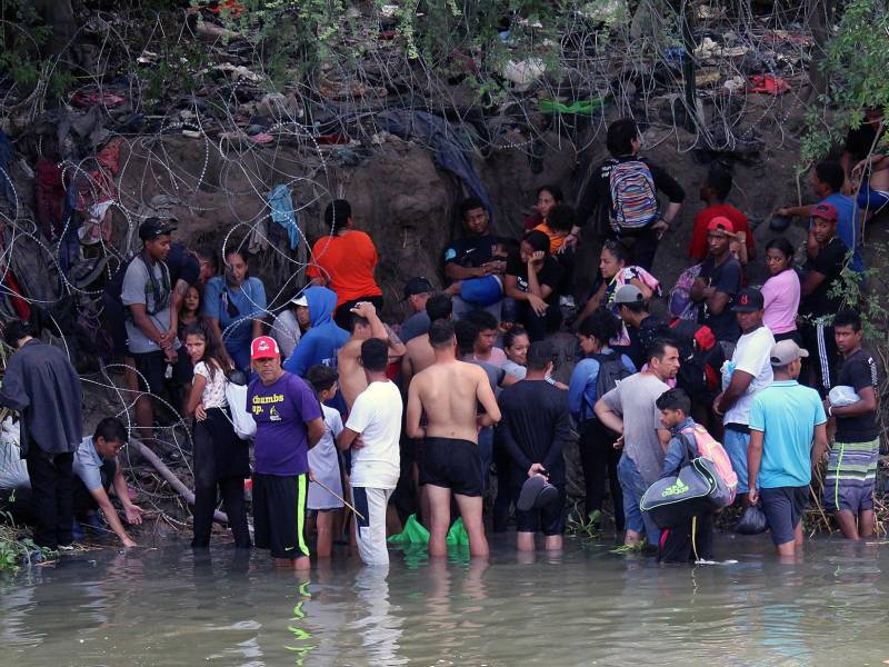 Migrantes cruzan el río Bravo para intentar ingresar a Estados Unidos, el 10 de mayo de 2023, en Matamoros (México).