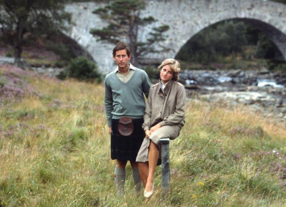 La pareja posa para una foto a orillas del río Dee, en los terrenos del castillo de Balmoral, en Escocia, al final de su luna de miel.