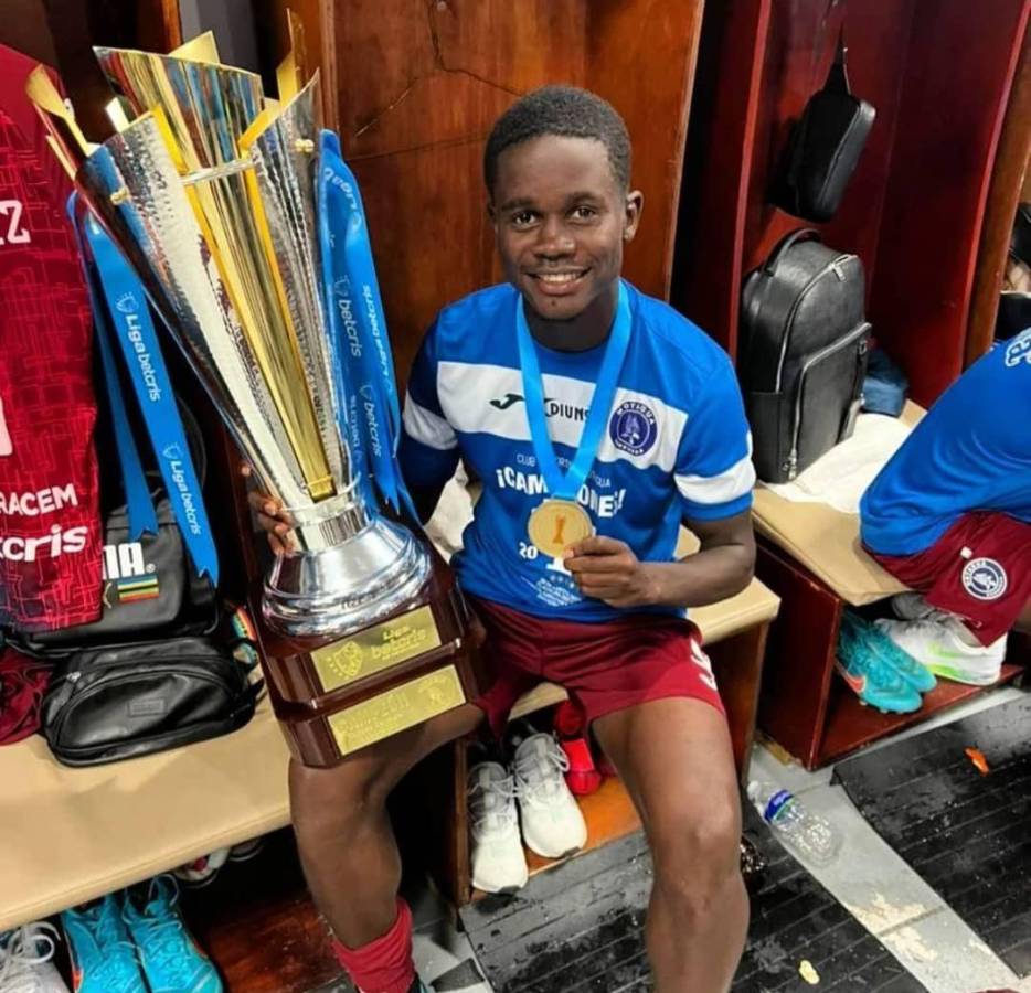 El centrocampista Jonathan Núñez tuvo problemas de migración pero solventó el inconveniente.