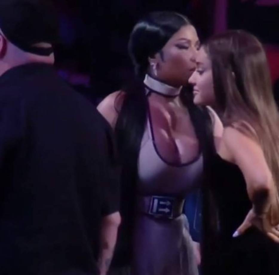 Nicki Minaj y Ariana Grande fueron captadas conversando muy misteriosas observado a sus lados.