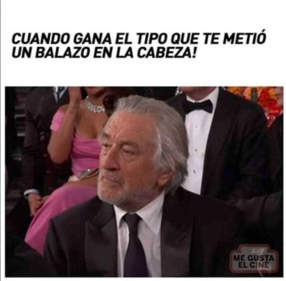 El actor Robert DeNiro parecía algo aburrido durante la ceremonia, más aún después de ver que su película 'El Irlandés', de Martin Scorsese, salía con las manos vacías.