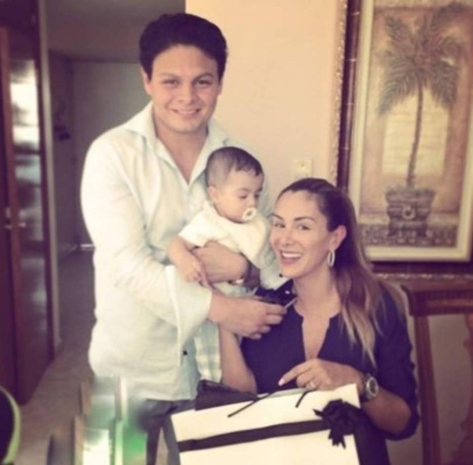 Pero además del pleito en Twitter, en una entrevista con TvNotas Giovanni habló de su pleito con Ninel.<br/><br/>“Tenemos puntos de vista distintos. Yo quiero el bienestar para mi hijo, pero Ninel está rodeada de gente mala y seguro se deja aconsejar por sus abogados para que siga el pleito. Ellos quieren seguir teniendo fama. Ella está rodeada de personas que no tienen ningún compromiso con la moral, con la sociedad y con Dios”.<br/>