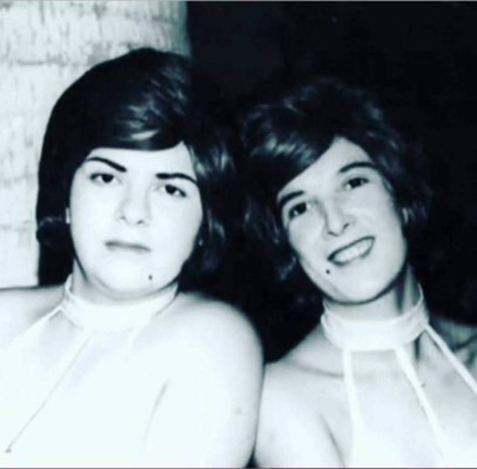 Paquita la del Barrio posa junto a su hermana Viola Viveros, con quien estuvo por muchos años sin hablarse. Esta es una de las imágenes en las que más joven luce la intérprete.