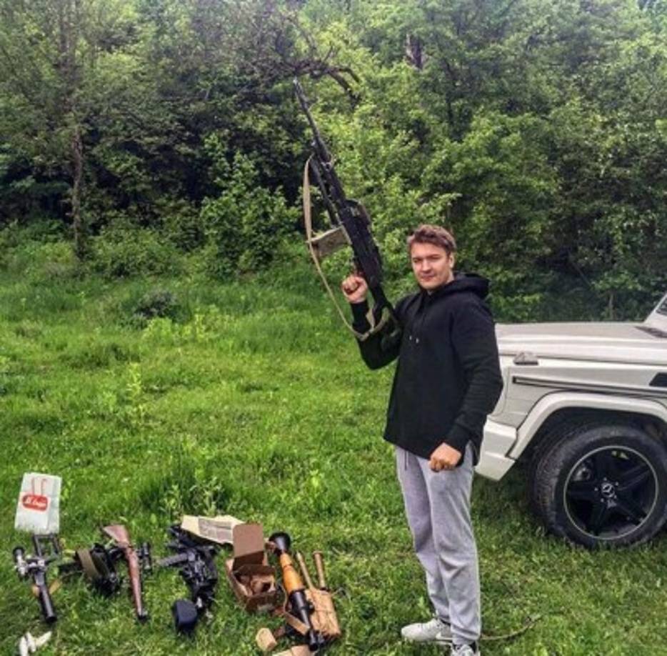 Los jóvenes también presumen sus pequeñas colecciones de armas en la cuenta de Instagram.