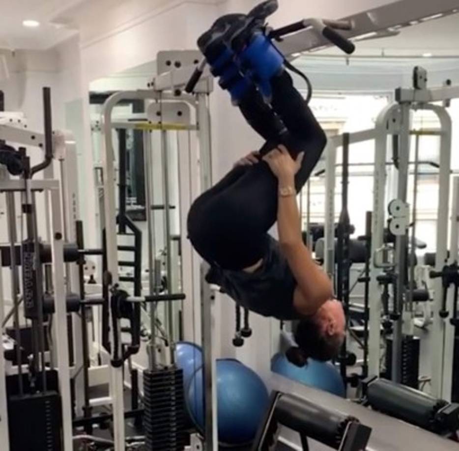 La actriz dejó perplejos a sus seguidores con unos complejos y dolorosos ejercicios abdominales que hace primero con la ayuda de su entrenador y, más tarde, ella sola colgada de los pies.<br/>