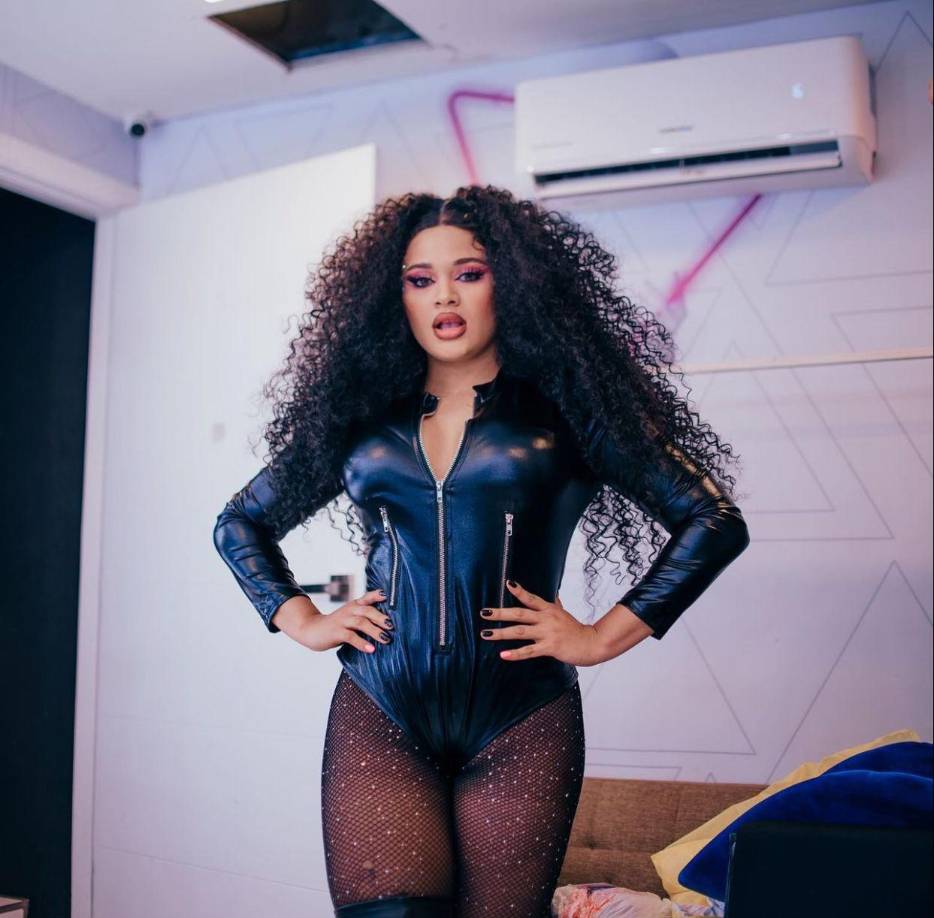 Tras su triunfo en la Academia, la artista se ha vuelto una de las figuras más polémicas de la farándula nacional. La artista hoy luce una espectacular figura luego de someterse a varias cirugías y su nuevo cambio de ‘look’. ¿ Tú qué opinas?