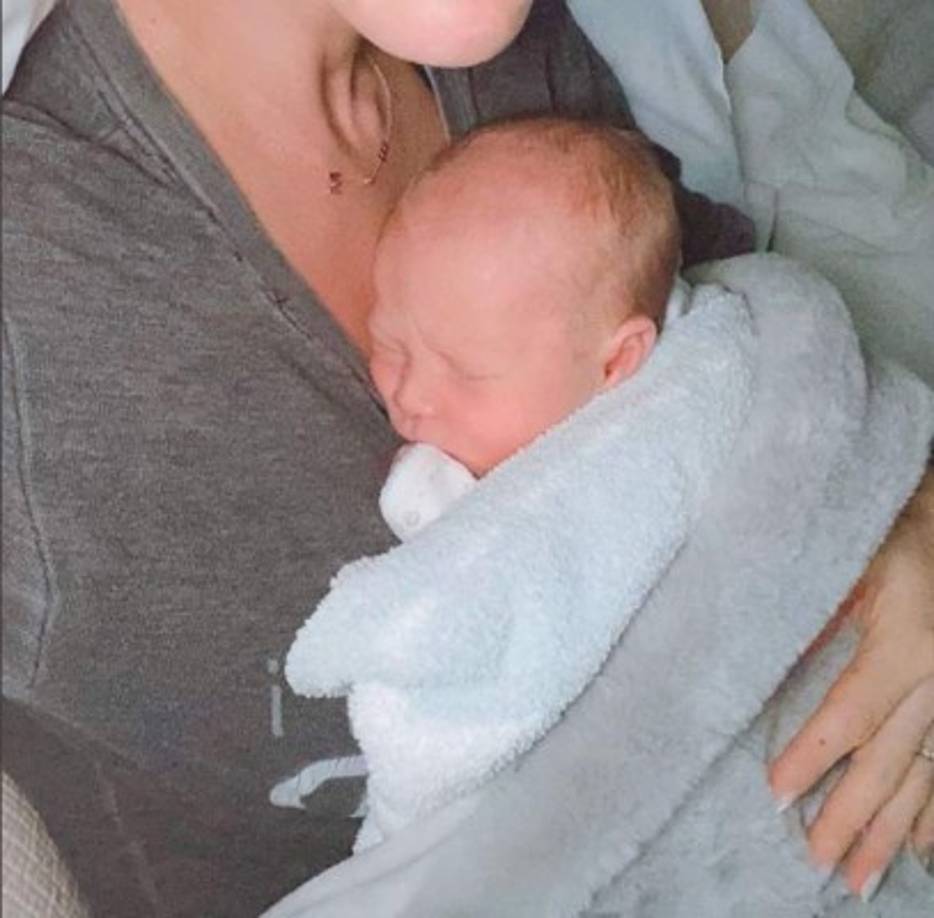 Anahí presumió a su bello bebé en su cuenta de Instagram, donde tiene más de 6,7 millones de seguidores, y también quiso mostrar su proceso de recuperación que ha sido demasiado rápido.