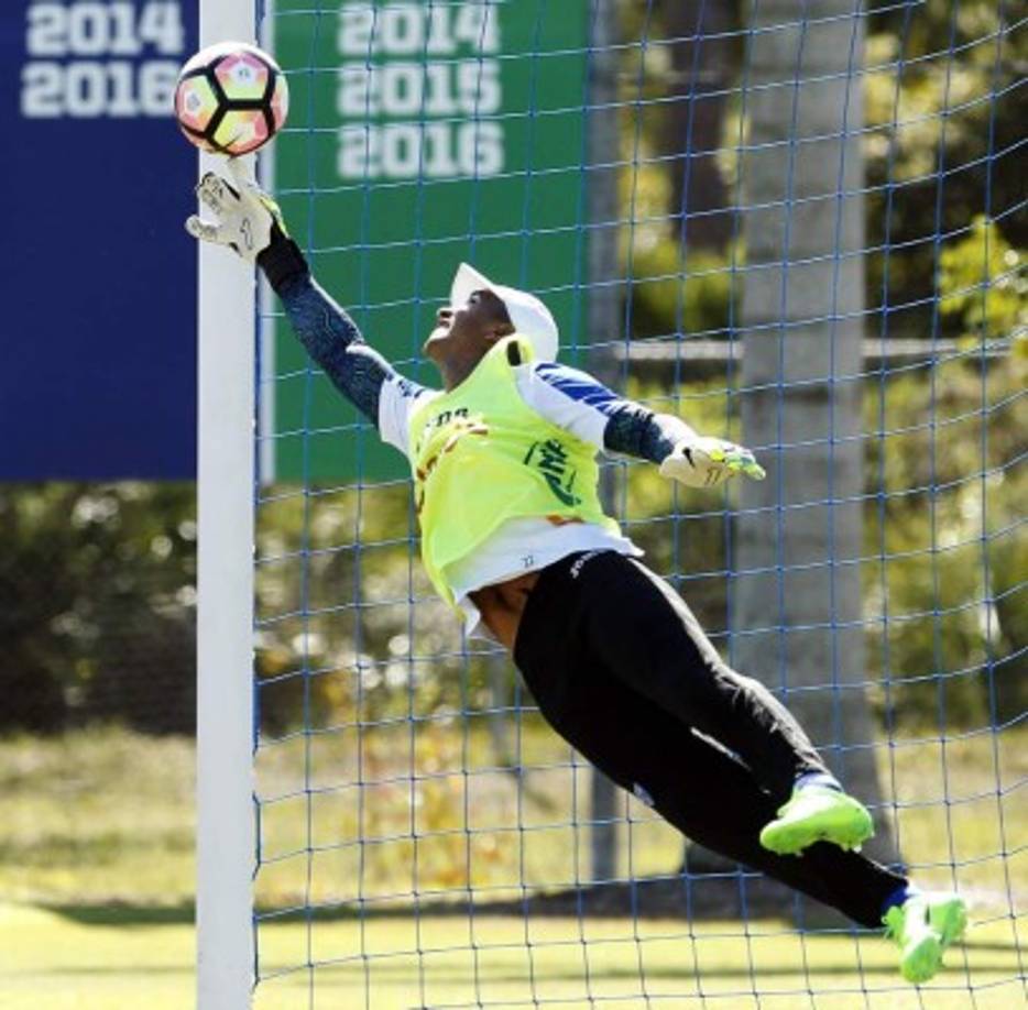 DONIS ESCOBER: El portero era duda tras sufrir una fractura en la cara, pero se recuperó y jugó el fin de semana pasada con el Olimpia. Estará bajo los tres palos frente a Estados Unidos.