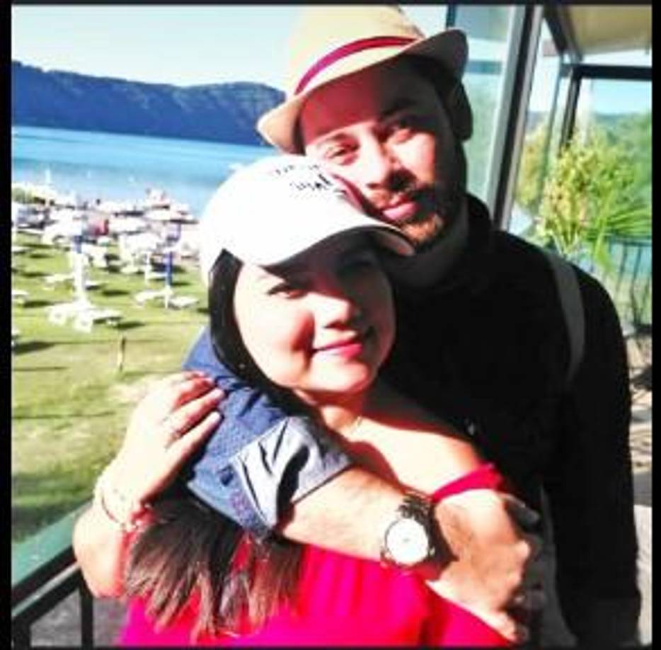 Los agentes al ver que el automóvil estaba estrellado en un árbol y con la puerta del copiloto abierta se bajaron a investigar el hecho.