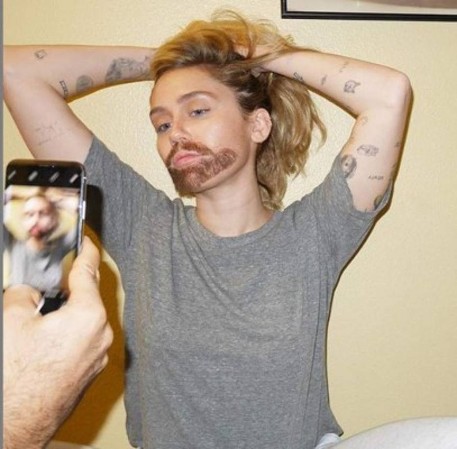 La intérprete de 'Wrecking Ball' también ha publicado fotos con un look más másculino.