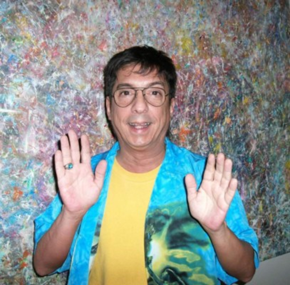 Gracias a las redes sociales, en especial de Twitter, un usuario reveló que el actor Koke Corona se retiró de la pantalla chica para emprender un negocio propio.