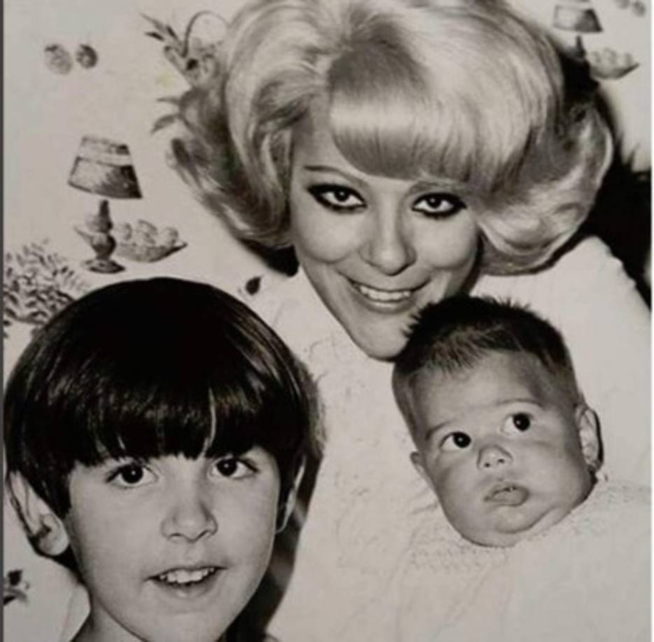 Alejandra Guzmán publicó un recuerdo con su madre, Silvia Pinal.