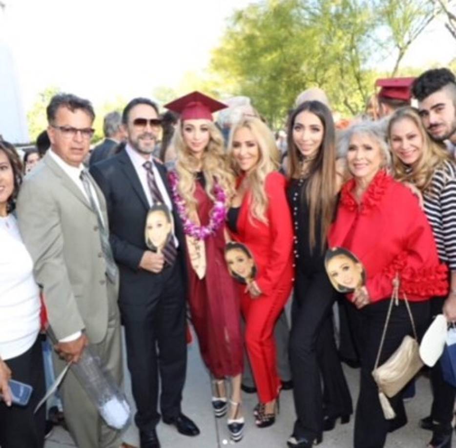 Por medio de sus redes sociales, 'El Buki' comparte los triunfos de sus hijas.