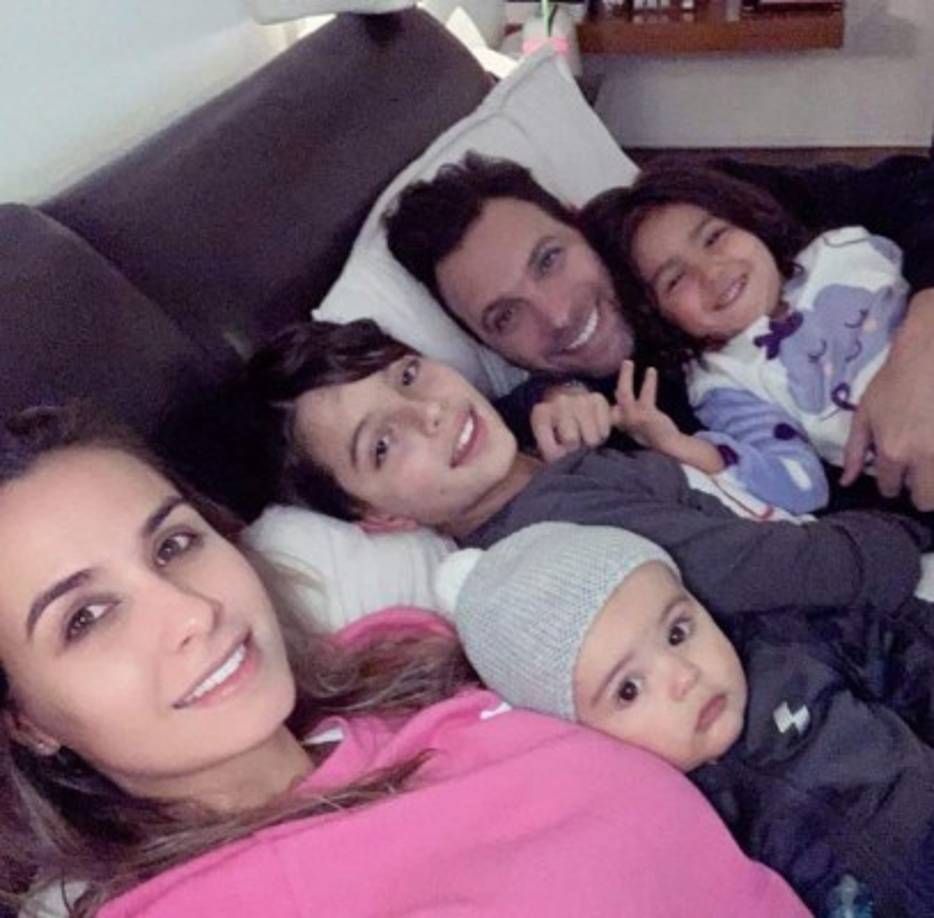 “Sí voy a tener que permanecer guardadita, aislada en una habitación de mi casa, sin estar en contacto con nadie más. Sin salir de aquí a menos que los síntomas llegaran a empeorar y es cuando sí me tendré que ir al hospital, pero espero que no tengamos que llegar a eso”, añadi Odalys.