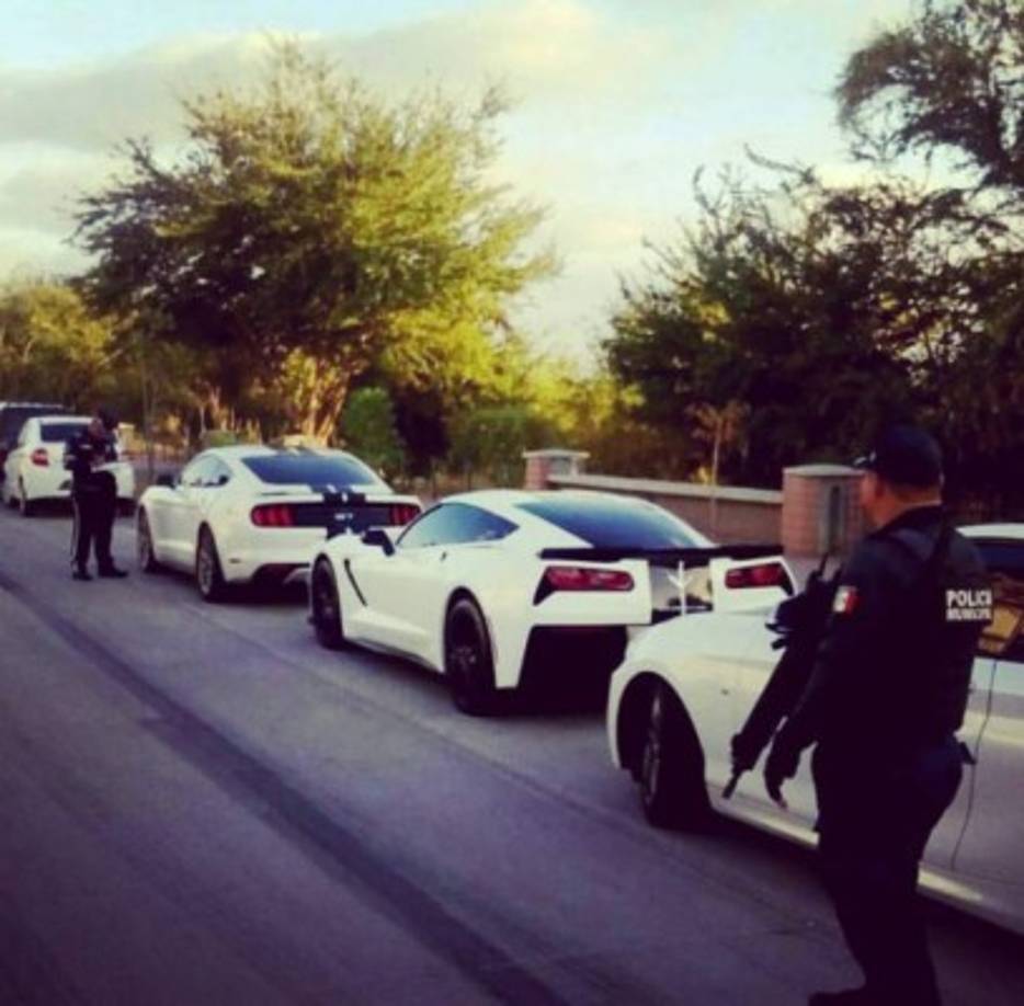 El Mini Lic publicó varias imágenes en la que aparecen elementos de la policía mexicana junto a sus propiedades, en esta foto, una de sus flotas de autos de lujo.
