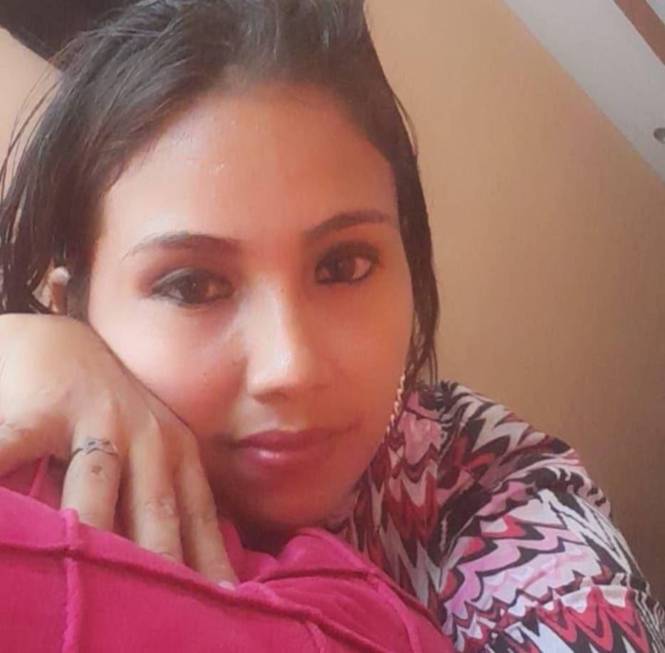 La dama vestía un pantalón azul y mostraba signos de tortura. 