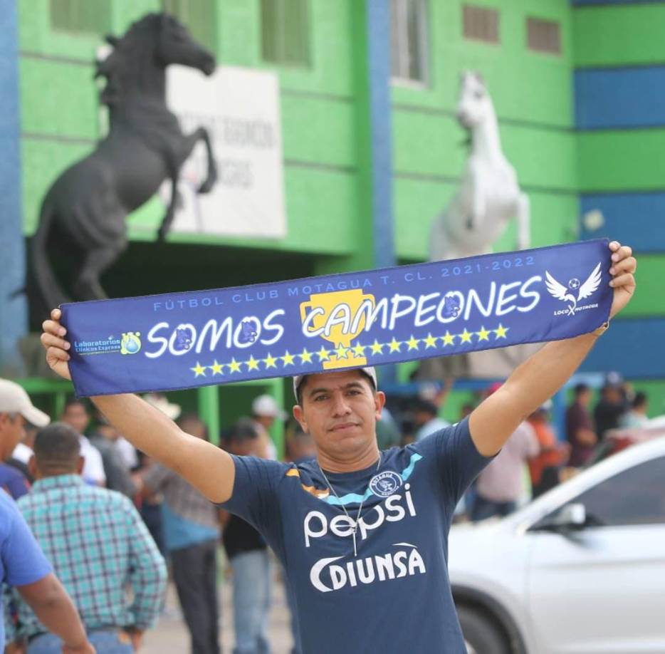 Los aficionados del Ciclón Azul, aunque fueron pocos, también llegaron para apoyar a su equipo.
