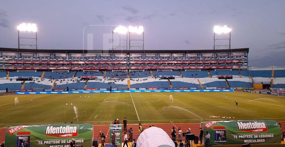 El estadio Olímpico lució con poca cantidad de aficionados.