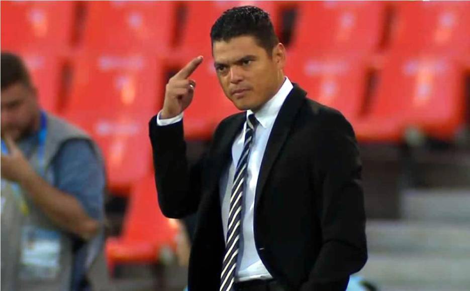 Tras la expulsión de David Ruiz, el seleccionador de Honduras, Luis Alvarado, pidió calma y cabeza fría a sus jugadores.