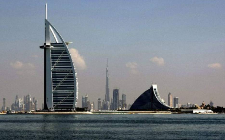 Dubái es una ciudad emirato de los Emiratos Árabes Unidos conocida por su lujoso comercio, la arquitectura ultramoderna y su vida nocturna. Este fue el lugar elegido por Emilio Izaguirre para comenzar el 2019.