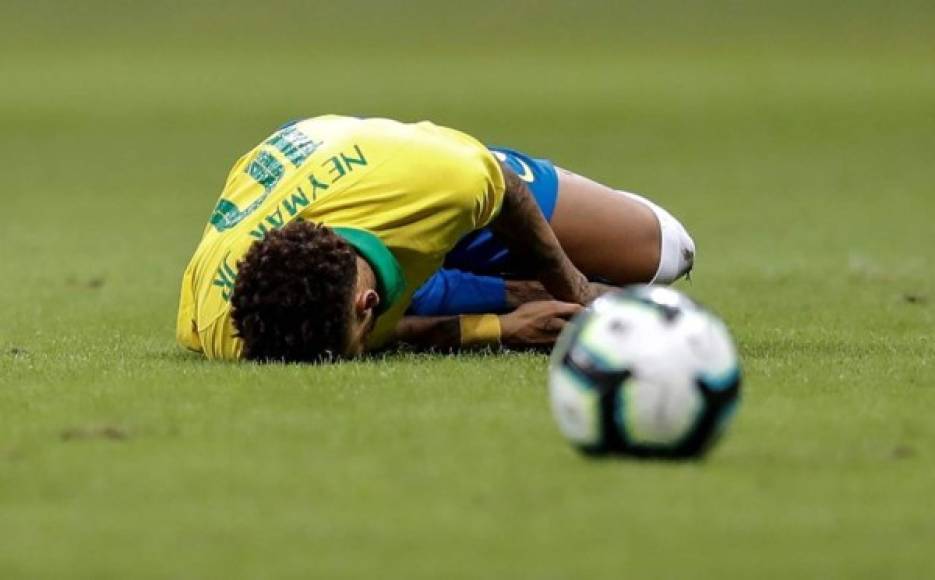 El jugador brasileño del PSG temía lo peor. Así se quejaba del dolor. Foto EFE