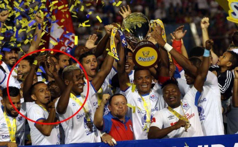El joven con la camiseta del Olimpia estuvo celebrando junto a los jugadores al momento de levantar el trofeo. ¿Pero quién es?