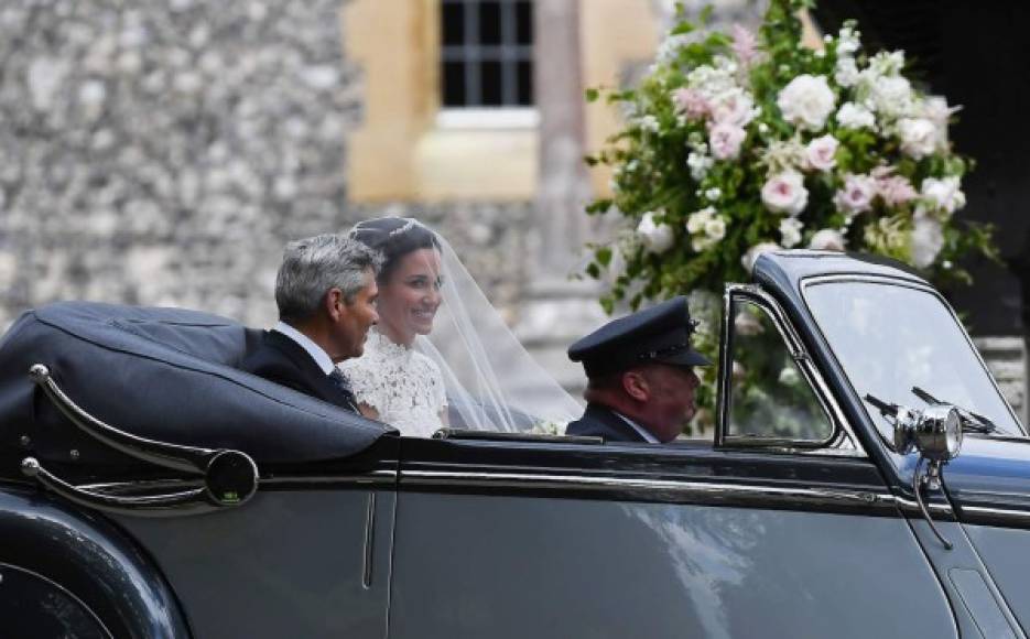 Pippa Middleton con su padre Michael Middleton y hermano al momento de llegar a la iglesia a bordo de un vehículo Jaguar.