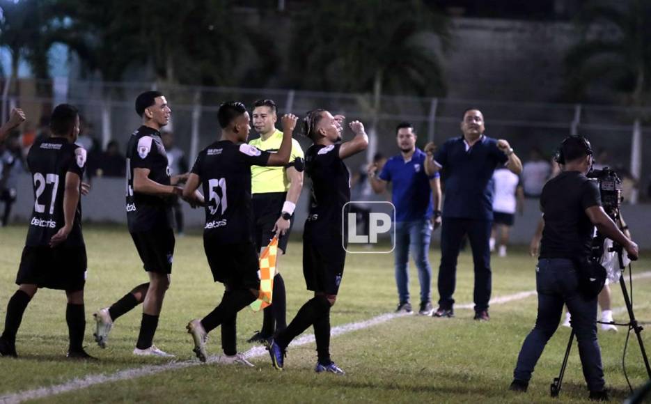 Ilce Barahona celebrando su gol, al fondo su entrenador Jhon Jairo López también festejó.