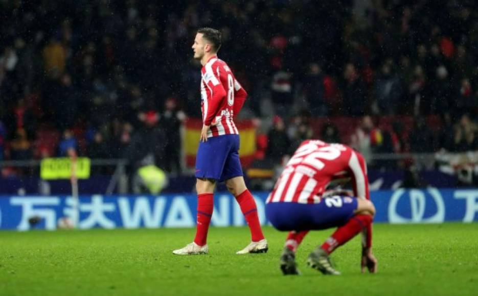 Jugadores del Atlético de Madrid se lamentan al final del partido tras la derrota.