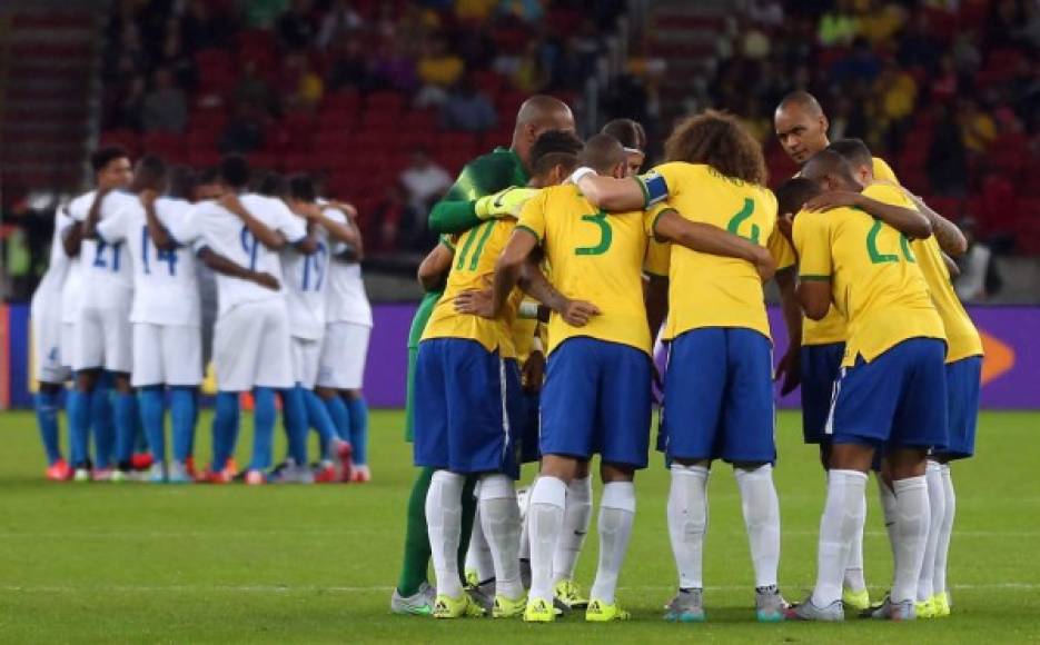Brasil y Honduras previo al inicio del partido.