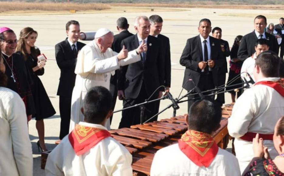 Un grupo de niños con síndrome de down tocaron la marimba para darle la bienvenida al Papa.
