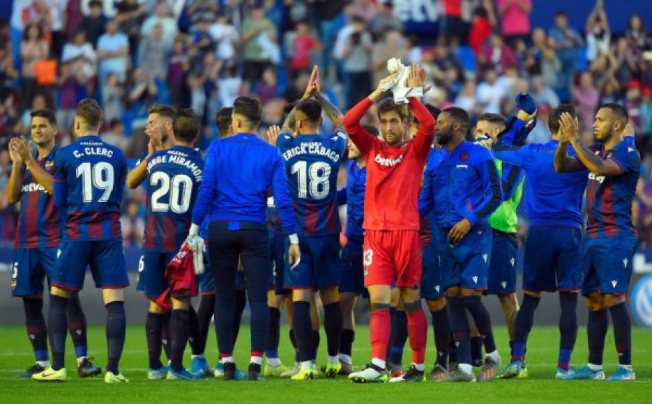 Los jugadores del Levante agradecen a sus aficionados el apoyo.