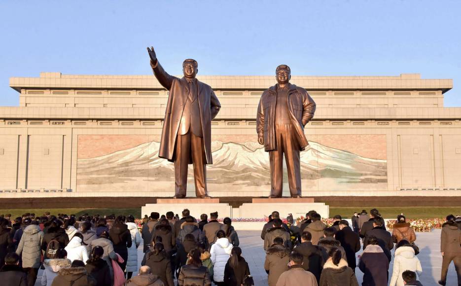 Corea del Norte: Los norcoreanos celebran este 25 de diciembre el cumpleaños de Kim Jong-Suk, la abuela fallecida de Kim Jong Un, que coincide con las festividades navideñas del resto del mundo. La población de este empobrecido país rinde culto únicamente al líder norcoreano y a su padre y abuelo, considerado el líder supremo.