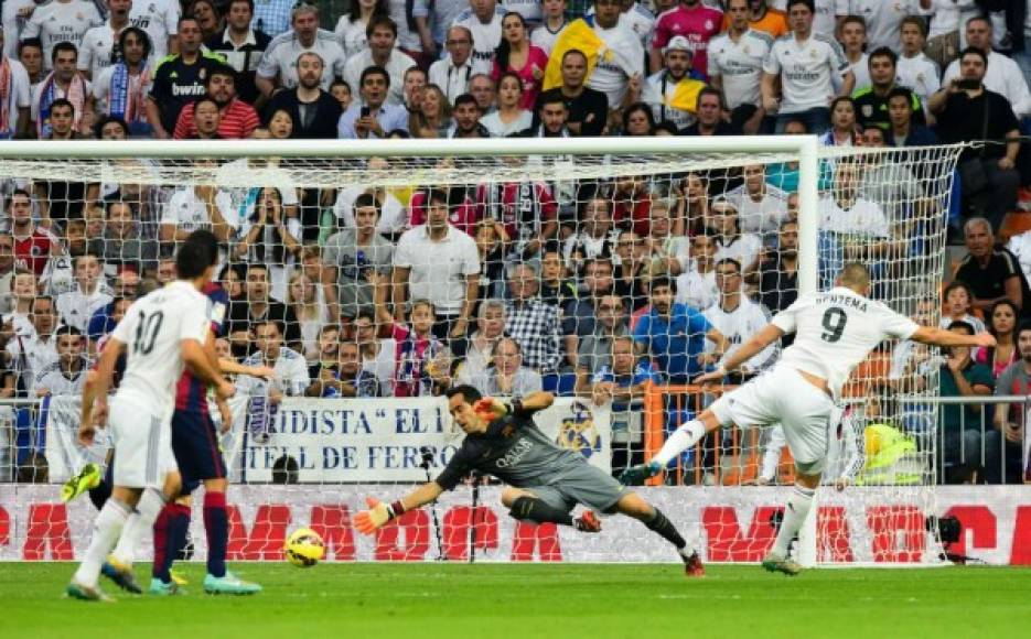 Karim Benzema hizo el tercer gol del Real Madrid con este disparo de derecha.