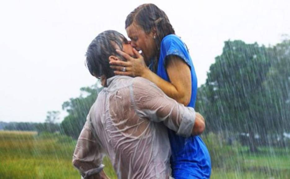 En una de las escenas de la película, el protagonista, Noa (interpretado por Ryan Gosling dice bajo la lluvia a su amada Allie (Rachell McAdams): 'Lo nuestro no acabó. Jamás ha acabado' y ¡boom, beso espectacular. La cinta se estrenó en 2004 y esta frase es considerada como una de las mejores del mundo del cine.
