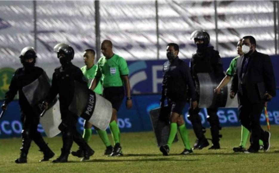 Los árbitros salieron resguardados por la policía del estadio Nacional.
