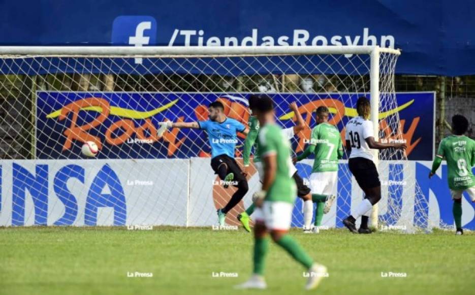 El momento del primer gol del Marathón. Carlos Discua superó al portero mexicano Justin Pérez con este remate de cabeza.