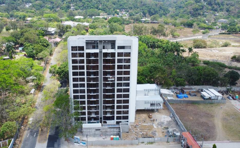 Actualmente está en construcción torres de condominios y oficinas de todos los tamaños. Para el caso, Home Honduras está construyendo la torre llamada Viú, de 14 niveles y 66 apartamentos en el bulevar hacia el hospital Mario Rivas.