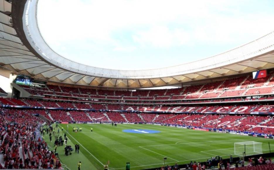 GRA430. MADRID, 16/09/2017.- Aficionados atléticos en el interior del Wanda Metropolitano, nuevo estadio del Atlético de Madrid, antes del partido de Liga en Primera División que les enfrentará esta noche al Málaga. EFE/Javier López