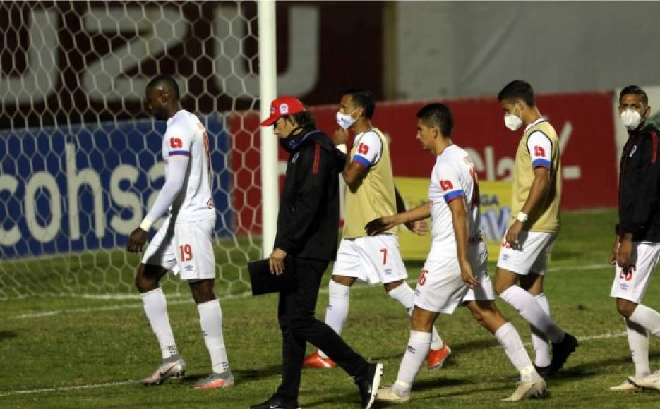 La tristeza de los albos. Los jugadores del Olimpia se fueron cabizbajos al camerino tras el partido y la pelea.